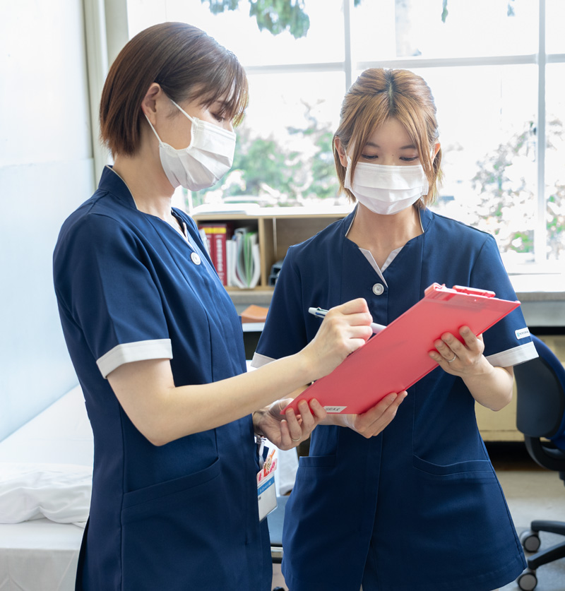 申し送りをする看護師